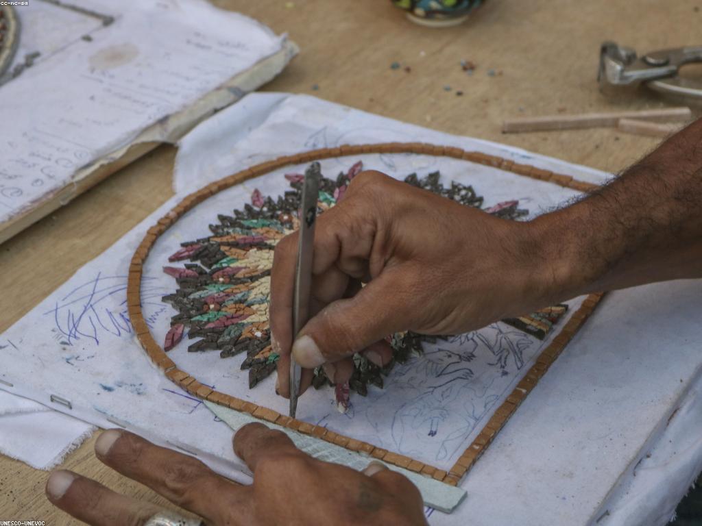 សិល្បៈនៃការស្លុតដៃ: ចំណេះដឹងនិងវិធីសាស្ត្រ